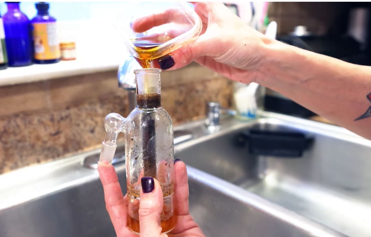 Use white vinegar to clean bong