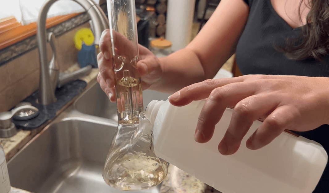 how to clean a weed bong