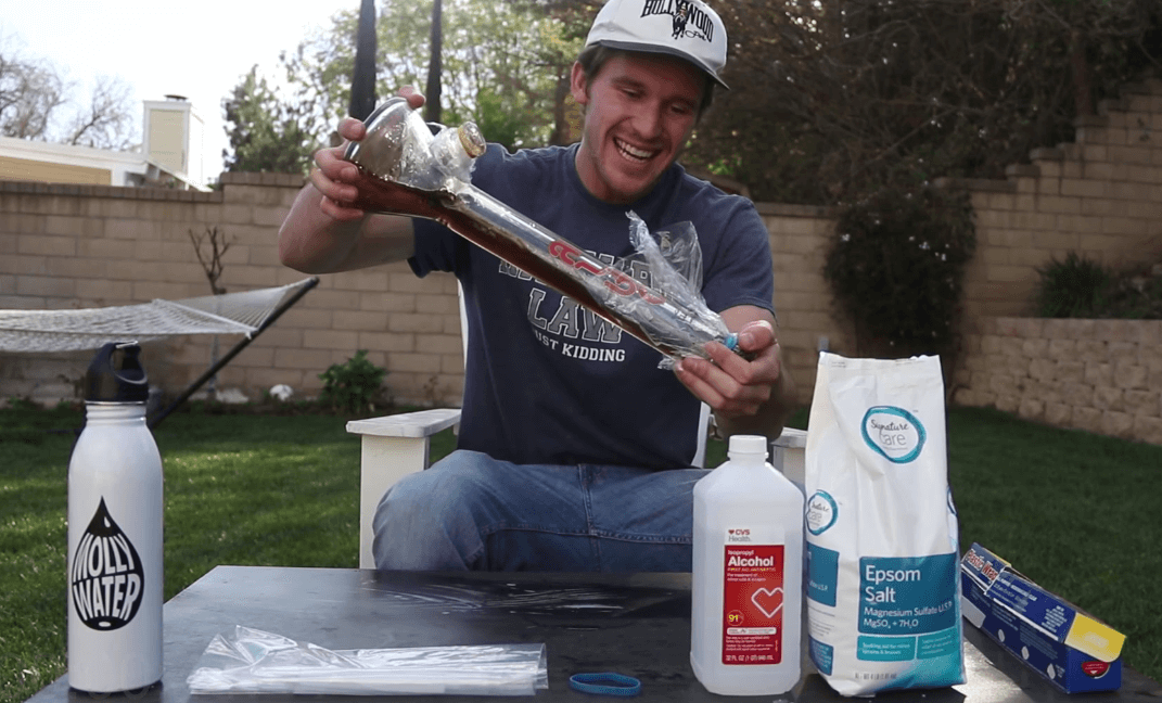 Cleaning acrylic bong​